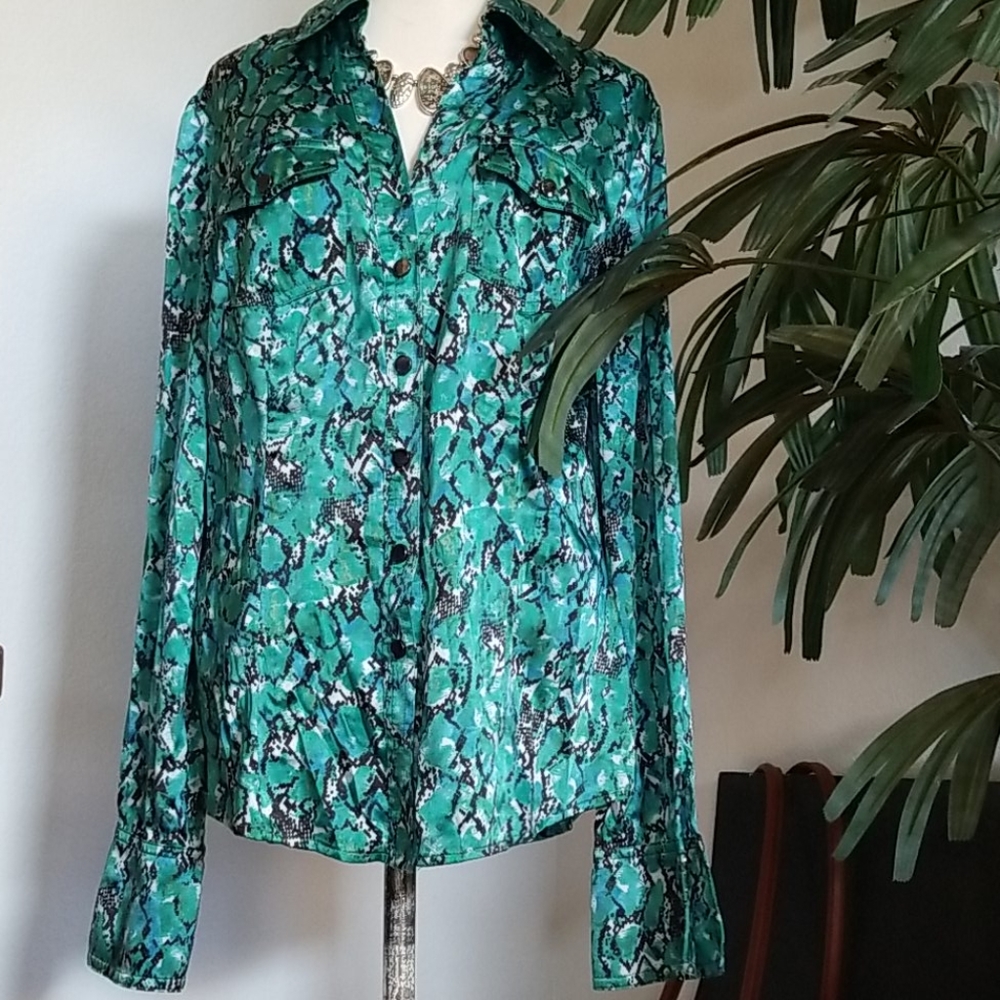 Cache long sleeve animal print snap closure blouse